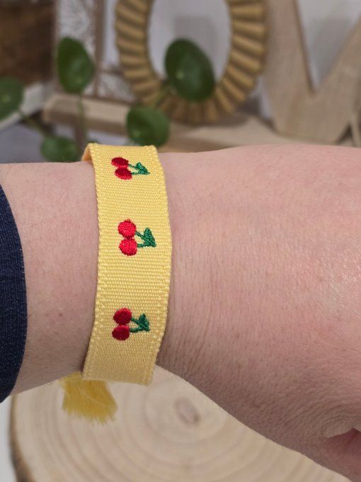 BRACELET